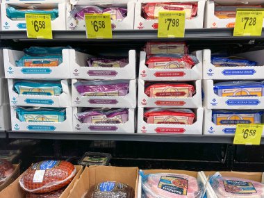 Orlando, FL USA - 10 Eylül 2021: Bir Sams Club toptancısının taze peynir reyonu Tüketiciler tarafından satın alınmaya hazır çeşitli taze peynirlerle.