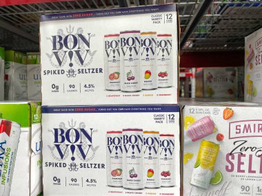 Orlando, FL USA - 31 Ocak 2021: Bir Sams Club mağazasında Bon Viv Hard Spiked Seltzer alkollü içecekler.