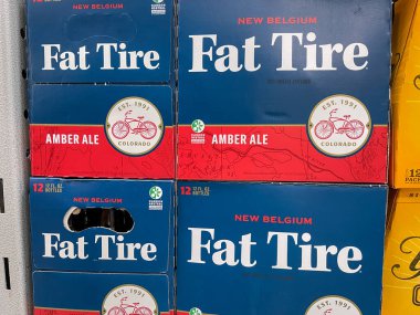 Orlando, FL USA - 10 Eylül 2021: Sam 's Club Marketinde Şişman Lastik Kehribar Birası Kutuları.