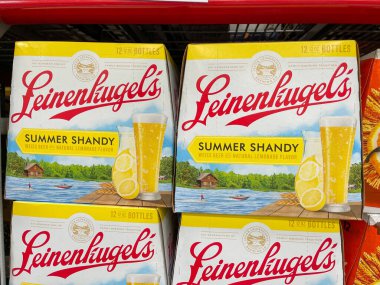 Orlando, FL USA - 10 Eylül 2021: Sam 's Club bakkalında bira kutuları.