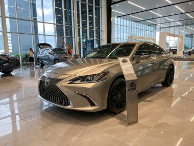 Orlando, FL USA - 29 Ekim 2021: Orlando, Florida 'daki bir galeride Lexus SUV.