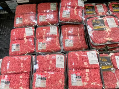 Orlando, FL USA - 10 Eylül 2021: Sam 's Club bakkalında kıymalı et vakası.