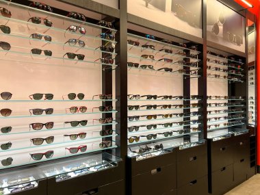 Orlando, FL USA - 19 Aralık 2021: Orlando, Florida 'da bir Ray Ban mağazasında güneş gözlüğü sergisi