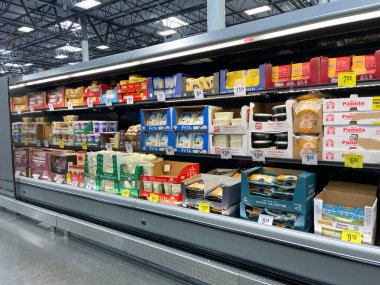 Orlando, FL USA - 10 Eylül 2021: Bir Sams Club toptancısının taze peynir reyonu Tüketiciler tarafından satın alınmaya hazır çeşitli taze peynirlerle.
