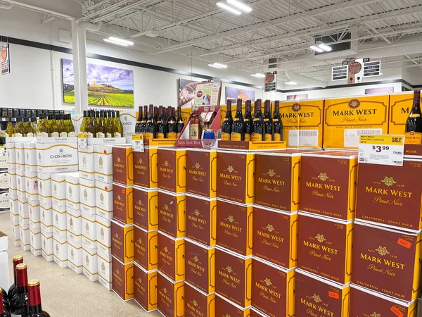 Springfield, IL USA - 23 Eylül 2021: Springfield, IL 'deki Binny' s likör dükkanında çeşitli şaraplar.