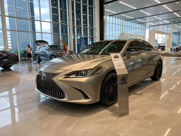 Orlando, FL USA - 29 Ekim 2021: Orlando, Florida 'daki bir galeride Lexus SUV.