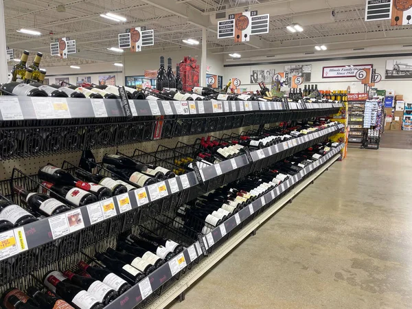 Springfield, IL USA - 23 Eylül 2021: Springfield, IL 'deki Binny' s likör dükkanında şarap reyonu.