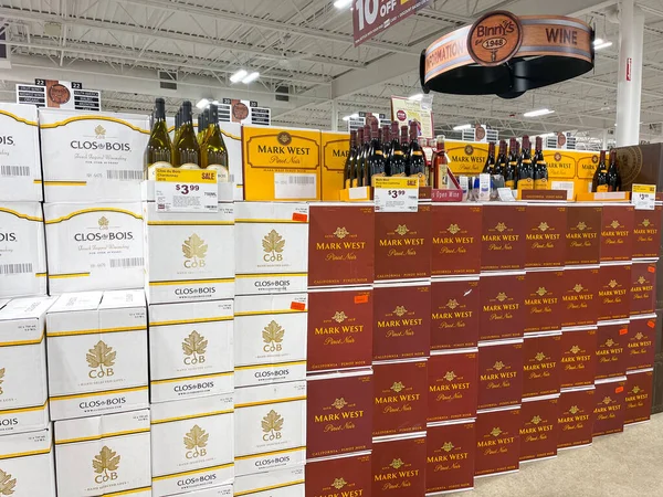 Springfield, IL USA - 23 Eylül 2021: Springfield, IL 'deki Binny' s likör dükkanında çeşitli şaraplar.