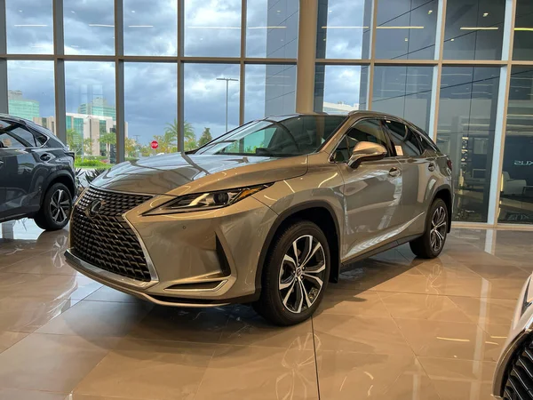 Orlando, FL USA - 29 Ekim 2021: Orlando, Florida 'daki bir galeride Lexus SUV.