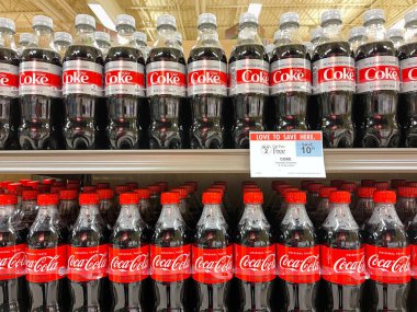 Orlando, FL USA-3 Haziran 2021: Florida, Orlando 'daki Publix Market' te Coca Cola ve Diet Cola meşrubat ürünleri sergisi.