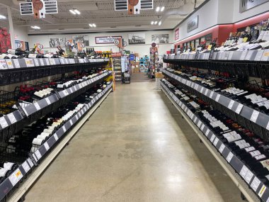 Springfield, IL USA - 23 Eylül 2021: Springfield, IL 'deki Binny' s likör dükkanında şarap reyonu.