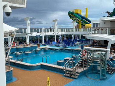 Orlando, FL ABD-8 Ocak 2022: Port Canaveral, Florida 'daki Norveç Cruise Line NCL yolcu gemisinin ana havuzu.