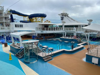 Orlando, FL ABD-8 Ocak 2022: Port Canaveral, Florida 'daki Norveç Cruise Line NCL yolcu gemisinin ana havuzu.