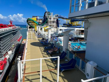 Orlando, FL ABD-8 Ocak 2022: Port Canaveral, Florida 'daki Norveçli Cruise Line NCL yolcu gemisinin ana havuz dinlenme alanı.
