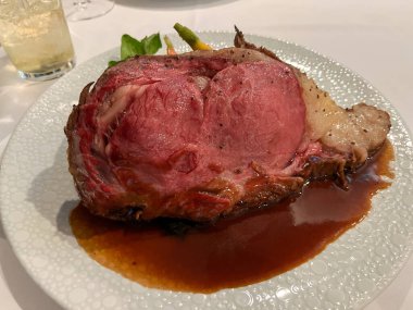 Bir yolcu gemisi restoranında servis edilen büyük, nadir bir pirzola yemeği..