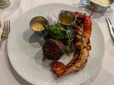 Port Canaveral, FL USA - 13 Ocak 2022: Filet Mignon ve Istakoz bir yolcu gemisindeki restoranda akşam yemeği.