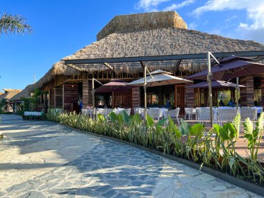 Puerto Plata, DR - 10 Ocak 2022: Puerto Plata, Dominik Cumhuriyeti 'ndeki Taino Körfezi yolcu gemisi limanında bir restoran.