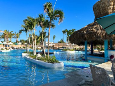 Puerto Plata, DR - 10 Ocak 2022: Puerto Plata, Dominik Cumhuriyeti 'ndeki Taino Körfezi yolcu gemisi limanında havuz.