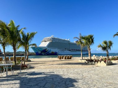 Puerto Plata, DR - 10 Ocak 2022: Norveç yolcu gemisi Porto Plata, Dominik Cumhuriyeti 'ndeki Taino Körfezi' ne yanaştı..