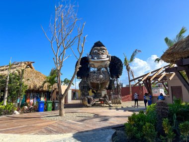 Puerto Plata, DR - 10 Ocak 2022: Dominik Cumhuriyeti 'nin Puerto Plata kentindeki Taino Koyu yolcu gemisinde büyük bir maymun.