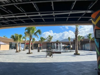 Puerto Plata, DR - 10 Ocak 2022: İnsanlar Puerto Plata, Dominik Cumhuriyeti 'ndeki Taino Körfezi' nde alışveriş ve yürüyüş yapıyorlar.