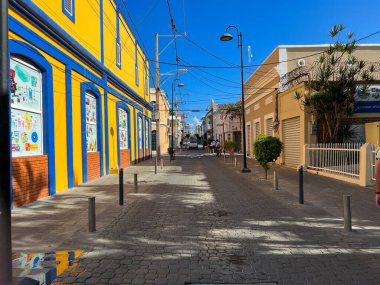 Puerto Plata, DR - 10 Ocak 2022: İnsanlar Puerto Plata, Dominik Cumhuriyeti sokaklarında oynuyor ve sosyalleşiyor.