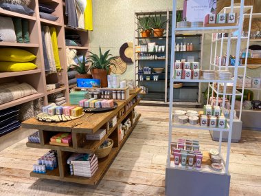 Orlando, FL USA - 29 Şubat 2020: Orlando, Florida 'daki bir açık hava alışveriş merkezinde banyo sabunlarıyla satılık iç dekorasyon..