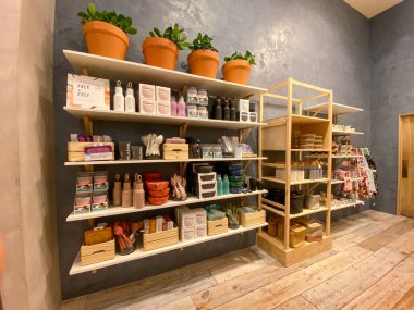 Orlando, FL USA - 29 Şubat 2020: Orlando, Florida 'da bir açık hava alışveriş merkezinde yeniden kullanılabilir su şişeleri satan iç dekorasyon.