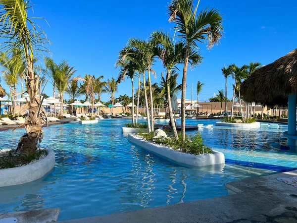 Puerto Plata, DR - 10 Ocak 2022: Puerto Plata, Dominik Cumhuriyeti 'ndeki Taino Körfezi yolcu gemisi limanında havuz.