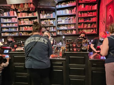 Orlando, FL USA - 27 Kasım 2021: Orlando, Florida 'daki Disney Springs' te Gideon 'un Fırın Kurabiye Dükkanı' nın içi.