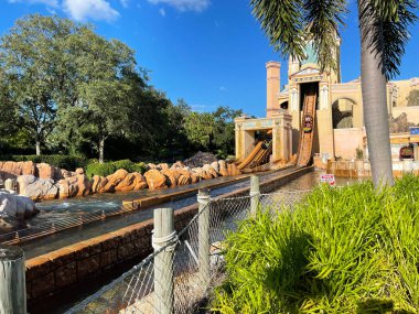 Orlando, FL ABD-Kasım 23, 2020: The Journey to Atlantis Roller Coaster water ride at SeaWorld.