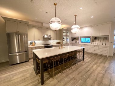 Orlando, FL USA - 2 Aralık 2020: Orlando, Florida 'da bir ev inşa stüdyosunun mutfağı.