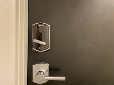 Orlando, FL USA - 5 Ağustos 2020: Orlando, Florida 'da bir apartman kapısına akıllı bir kilit.