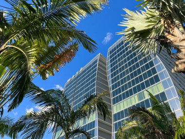 Orlando, FL USA - 23 Aralık 2021: Orlando, Florida 'daki Nona Gölü' ndeki Wave Hotel 'in dışı.