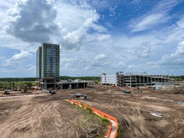 Orlando, FL USA - 22 Haziran 2021: The Wave Hotel ve Bubble otoparkı Orlando, Florida 'daki Nona Gölü' nde yapım aşamasında..