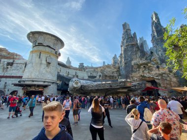 Orlando, FL / USA-11 / 27 / 19: Millennium Falcon Kaçakçıları Disney World Hollywood Studios Star Wars Galaxy 's Edge' e biniş girişi.