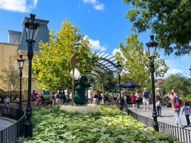 Orlando, FL USA- 9 Ekim 2021: Orlando, Florida 'daki Walt Disney World' de EPCOT 'da Fransız Pavilyonu' nda yürüyen insanlar.