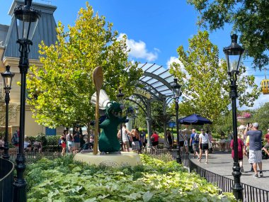 Orlando, FL USA- 9 Ekim 2021: Orlando, Florida 'daki Walt Disney World' de EPCOT 'da Fransız Pavilyonu' nda yürüyen insanlar.