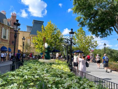 Orlando, FL USA- 9 Ekim 2021: Orlando, Florida 'daki Walt Disney World' de EPCOT 'da Fransız Pavilyonu' nda yürüyen insanlar.