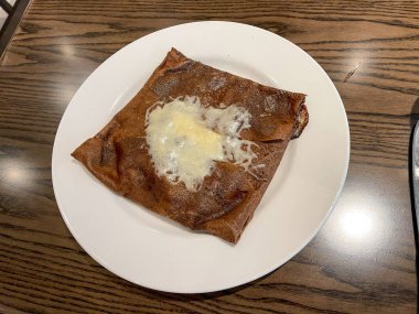 Orlando, FL USA- 9 Ekim 2021: The Chicken Crepe at the Le Creperie de Paris restaurant in the French Pavillion at EPCOT in Walt Disney World, Florida.