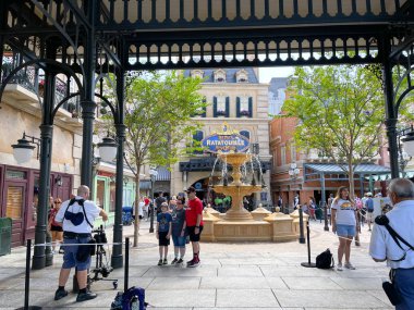 Orlando, FL USA- 9 Ekim 2021: Orlando, Florida 'daki Walt Disney World' de EPCOT 'da Fransız Pavilyonu' nda yürüyen insanlar.