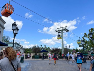 Orlando, FL USA- 9 Ekim 2021: Orlando, Florida 'daki Walt Disney World' de EPCOT 'da Fransız Pavilyonu' nda yürüyen insanlar.