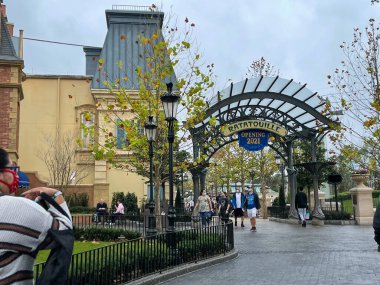 Orlando, FL USA- 23 Ocak 2021: The Ratatouille, Orlando, Florida 'daki Walt Disney World' de EPCOT 'da Fransız Pavilyonu' na giriş yaptı..