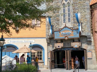 Orlando, FL USA- 3 Ağustos 2020: Orlando, Florida 'daki Walt Disney World' de Norveç Pavilyonunda Donmuş yolculuk.
