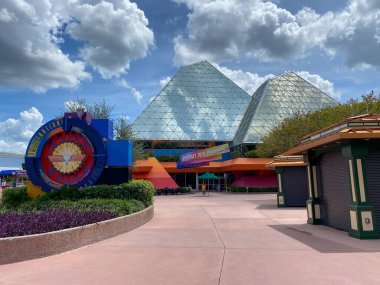Orlando, FL USA - 23 Ocak 2022: The Journey into your Imagination Pavillion at EPCOT in Disney World Orlando, Florida.