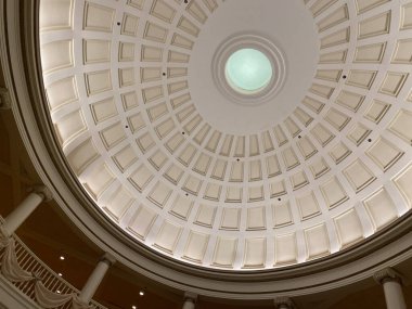 Orlando, FL USA- 2 Ekim 2019: Orlando, Florida 'da Walt Disney World' de EPCOT 'ta Amerikan Macerası' nın kubbeli tavanı.