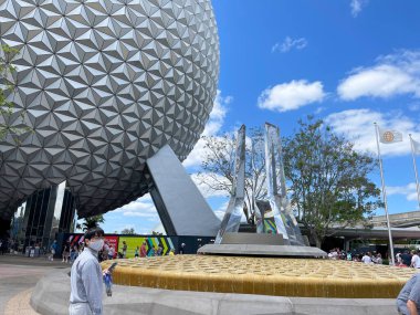 Orlando, FL USA- 27 Nisan 2021: Orlando, Florida 'daki Walt Disney World' de EPCOT 'ta Uzay Gemisi Dünya yolculuğu.