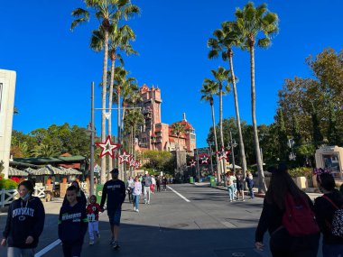 Orlando, FL USA- 27 Kasım 2021: Orlando, Florida 'daki Hollywood Stüdyoları Walt Disney World' de yürüyen insanlar.