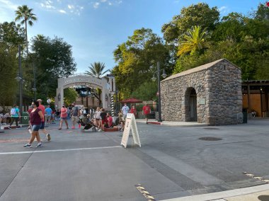 Orlando, FL USA- 28 Kasım 2020: Hollywood Stüdyolarındaki Rockin Roller Coaster 'ın girişi Walt Disney World, Orlando, Florida.