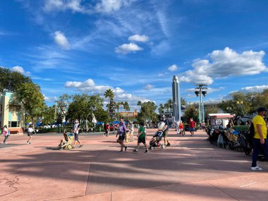 Orlando, FL USA- 28 Kasım 2020: Orlando, Florida 'daki Hollywood Stüdyoları Walt Disney World' de yürüyen insanlar.